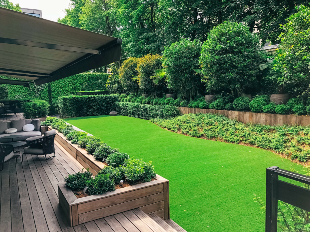 Terrasse en bois surplombant jardin vert
