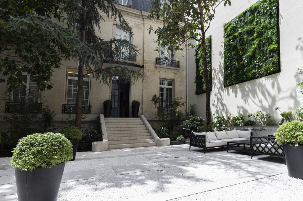 Réalisation d'un jardin dans une cours à Paris