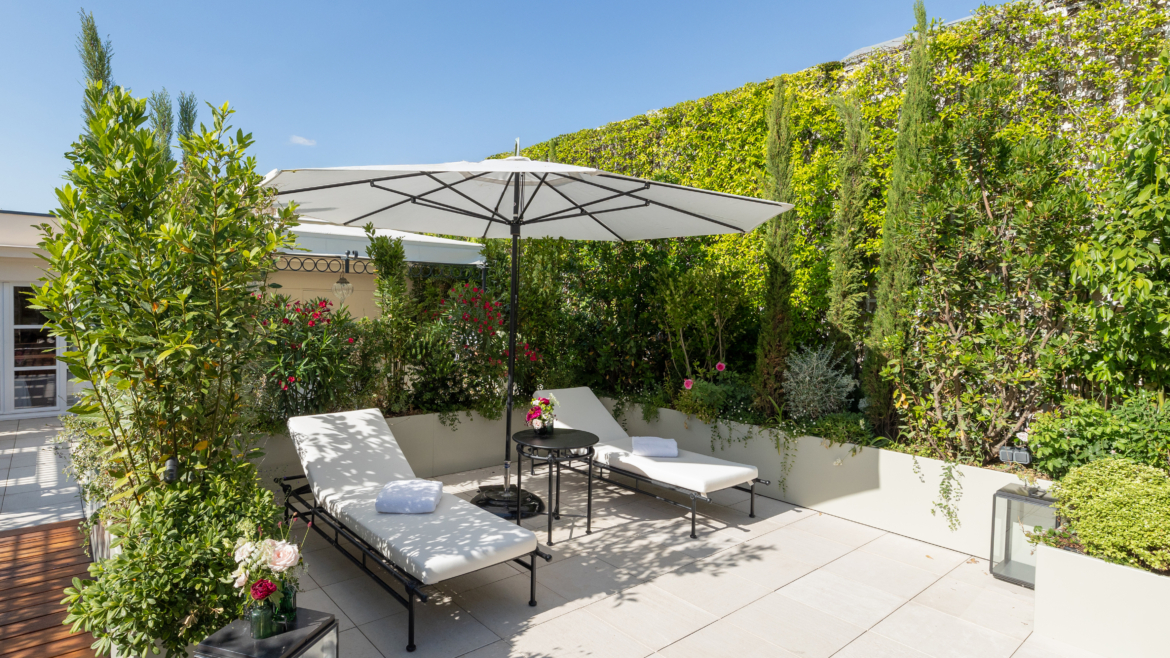 Terrasses en pierre naturelle : élégance intemporelle pour jardins d&rsquo;exception
