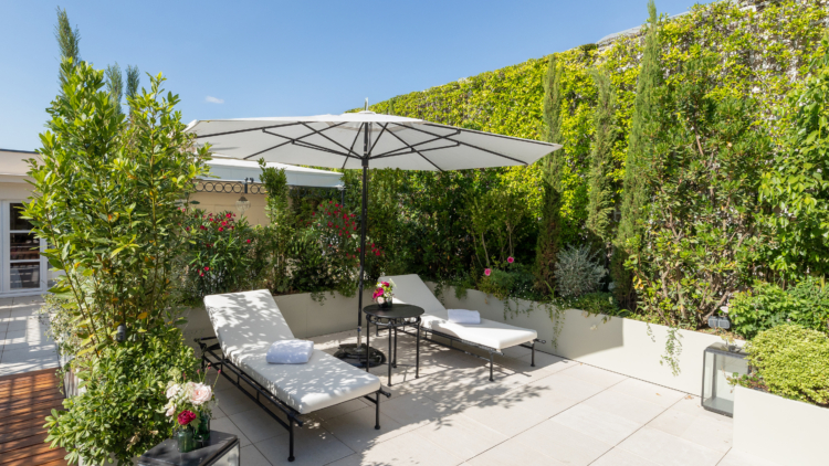 Terrasses en pierre naturelle : élégance intemporelle pour jardins d’exception