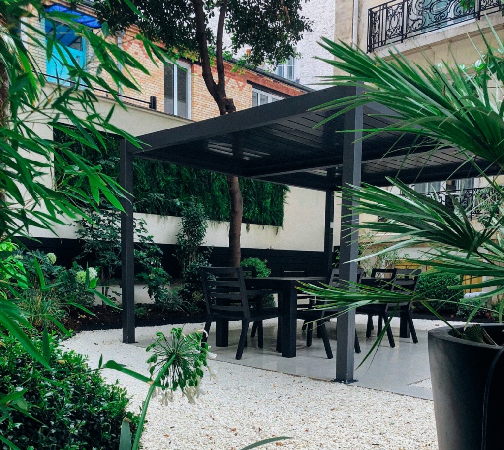 Pergola de restaurant intégrée dans un jardin paysager