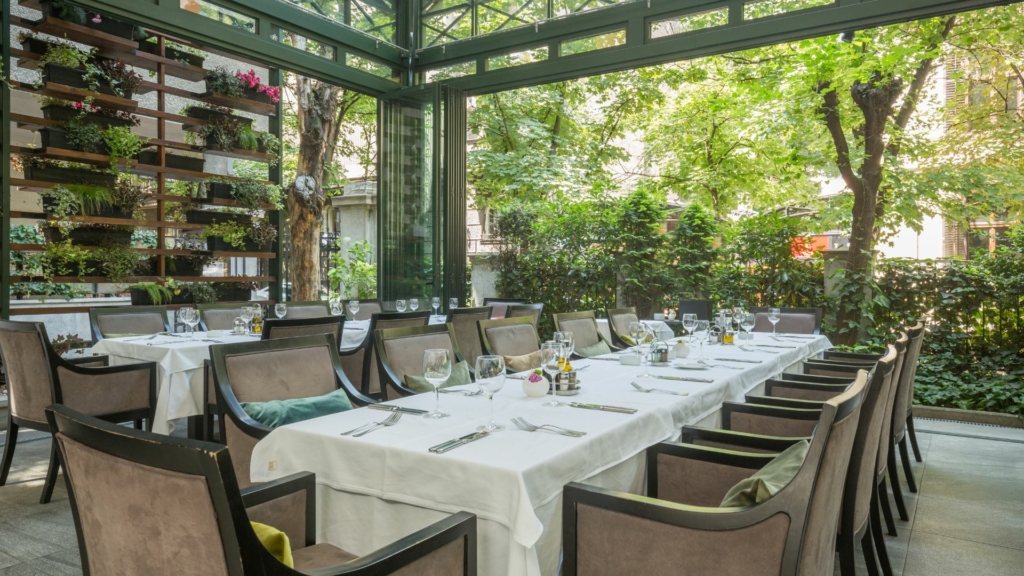 Terrasse extérieur Paysagiste restaurant – Terrasse gastronomique végétalisée au cœur d’un hôtel de prestige