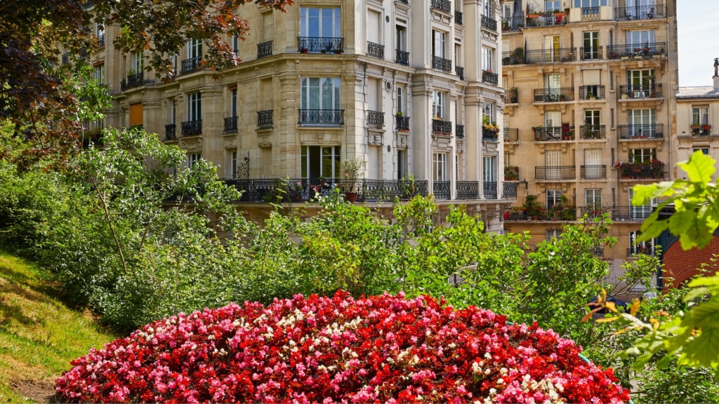 Aménagement extérieur hôtellerie et palaces Aménagement extérieur hôtellerie et palaces avec massifs fleuris soignés et espaces verts valorisant un cadre urbain de prestige.