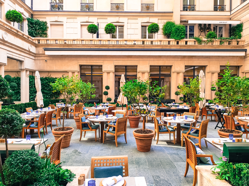 Terrasse de restaurant aménagée dans une cour intérieure végétalisée