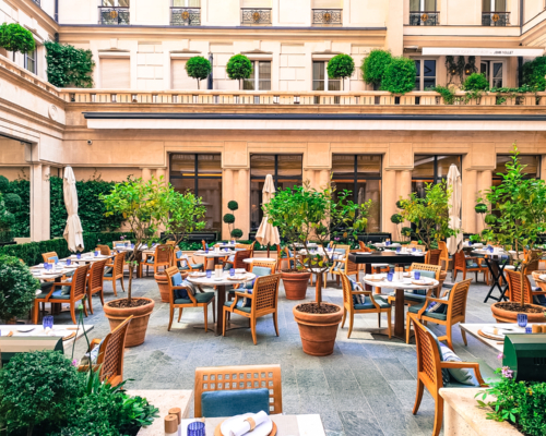 Terrasse de restaurant aménagée dans une cour intérieure végétalisée