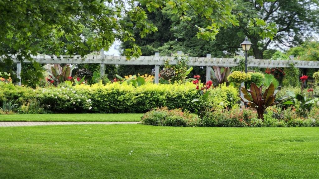 Espaces verts d'entreprise industrielle Espaces verts d’entreprise industrielle avec pelouse entretenue, massifs végétalisés et aménagement paysager structuré.