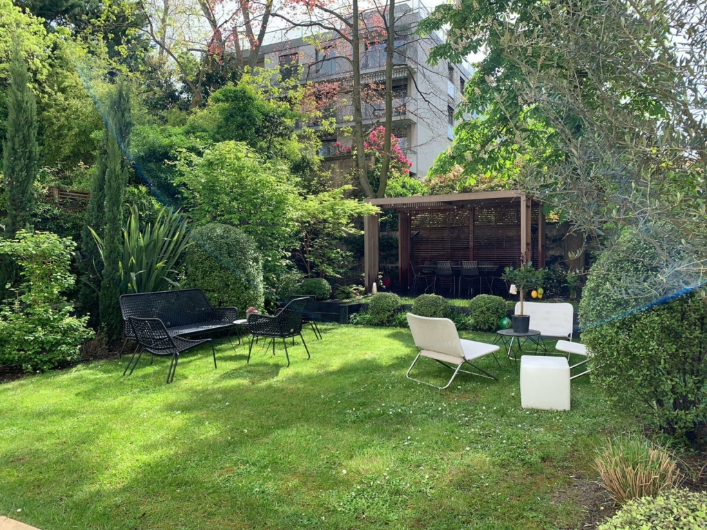 Jardin paysager avec espace détente et mobilier extérieur
