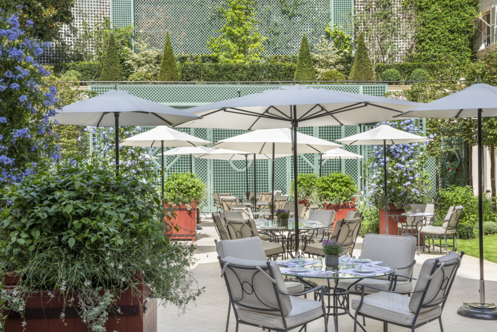 Terrasse de restaurant au cœur du Bristol à Paris, ombragée et végétalisée