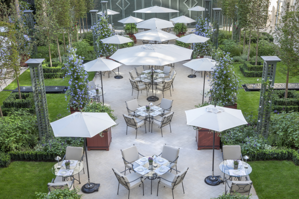 Terrasse de restaurant élégante au cœur d’un jardin paysager au Bristol à Paris