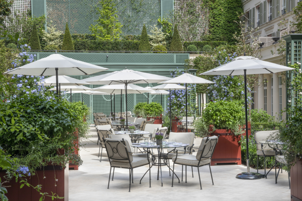 Terrasse d’hôtel paysagée avec mobilier élégant, végétation soignée et espaces extérieurs pensés pour l’accueil et le confort des clients.