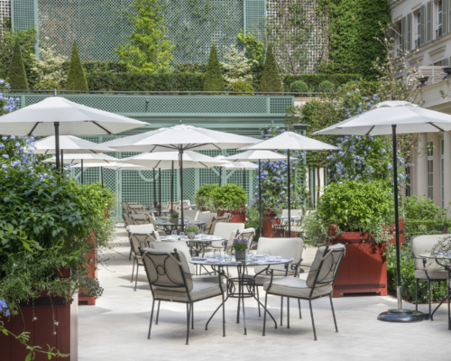 Terrasse d’hôtel paysagée avec mobilier élégant, végétation soignée et espaces extérieurs pensés pour l’accueil et le confort des clients.