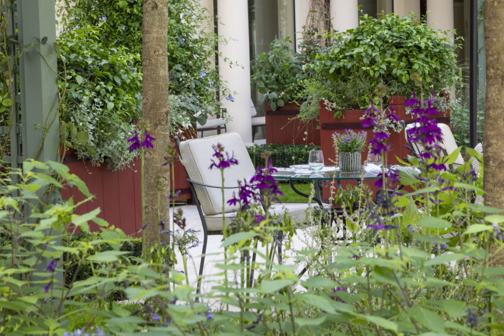 Plantes et fleurs pour terrasse de restaurant au Bristol à Paris