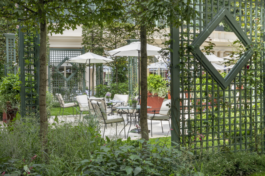 Terrasse de restaurant au cœur du Bristol à Paris, intégrée dans un jardin paysager