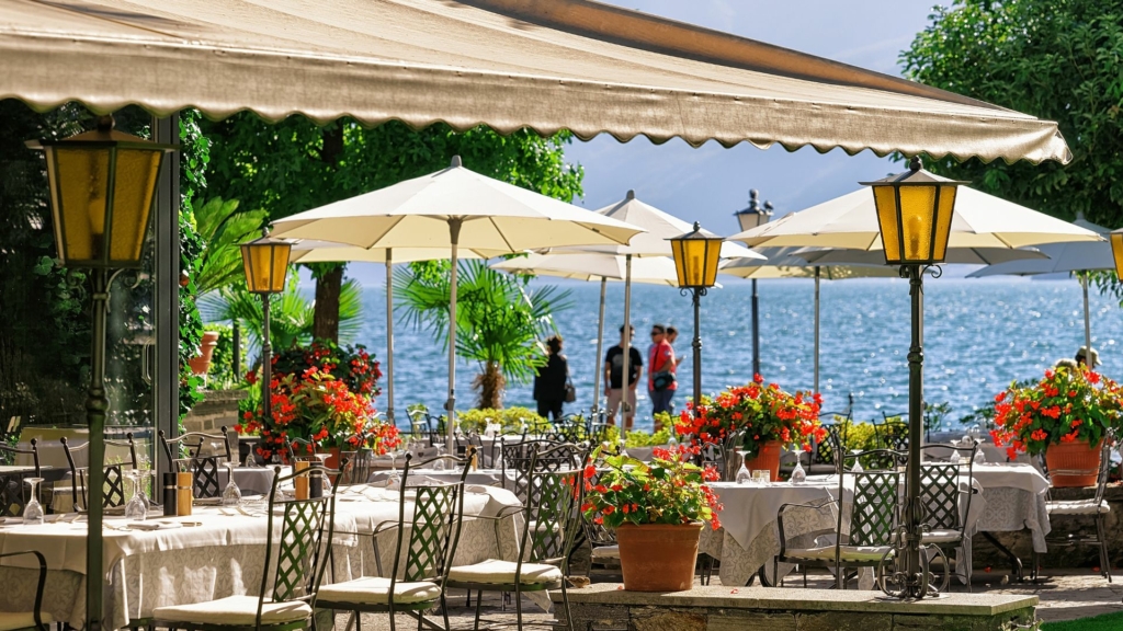 Terrasse au bord du lac Paysagiste restaurant – Terrasse gastronomique en bord de lac avec aménagement floral
