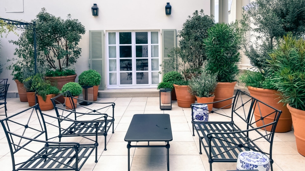 Zone conviviale aménagée sur une terrasse avec mobilier extérieur, végétation en bacs et espace propice aux échanges.