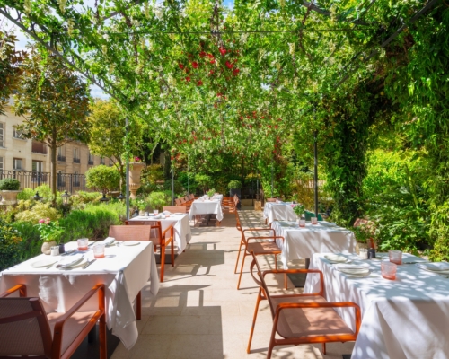 Paysagiste restaurant : aménagement d’une terrasse gastronomique au Shangri-La Paris, pensée pour sublimer l’expérience culinaire en extérieur.