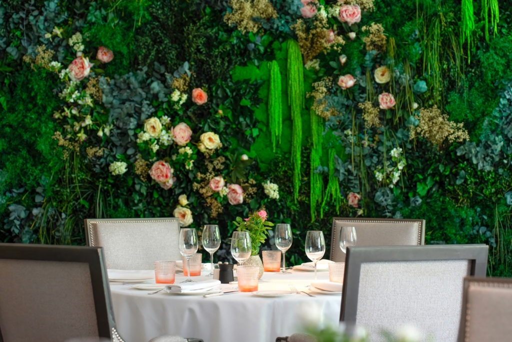 Shangri-La Paris - Summer by La Bauhinia - Copyright Cyril Mouty (6) - Copie Paysagiste restaurant – Aménagement de terrasse gastronomique au Shangri-La Paris avec mur végétal et tables dressées