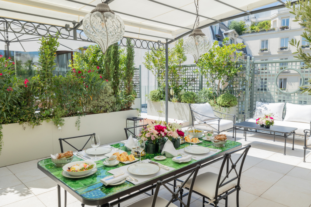 Pergola restaurant Bristol à Paris avec table dressée et végétation élégante