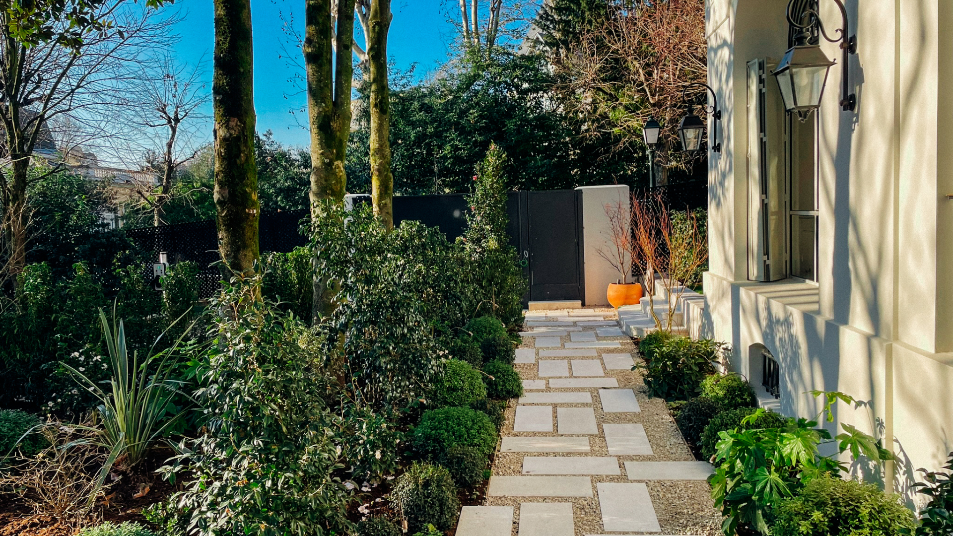 Allée en pavés à joints gazon fraîchement posée dans un jardin du 16ᵉ arrondissement de Paris