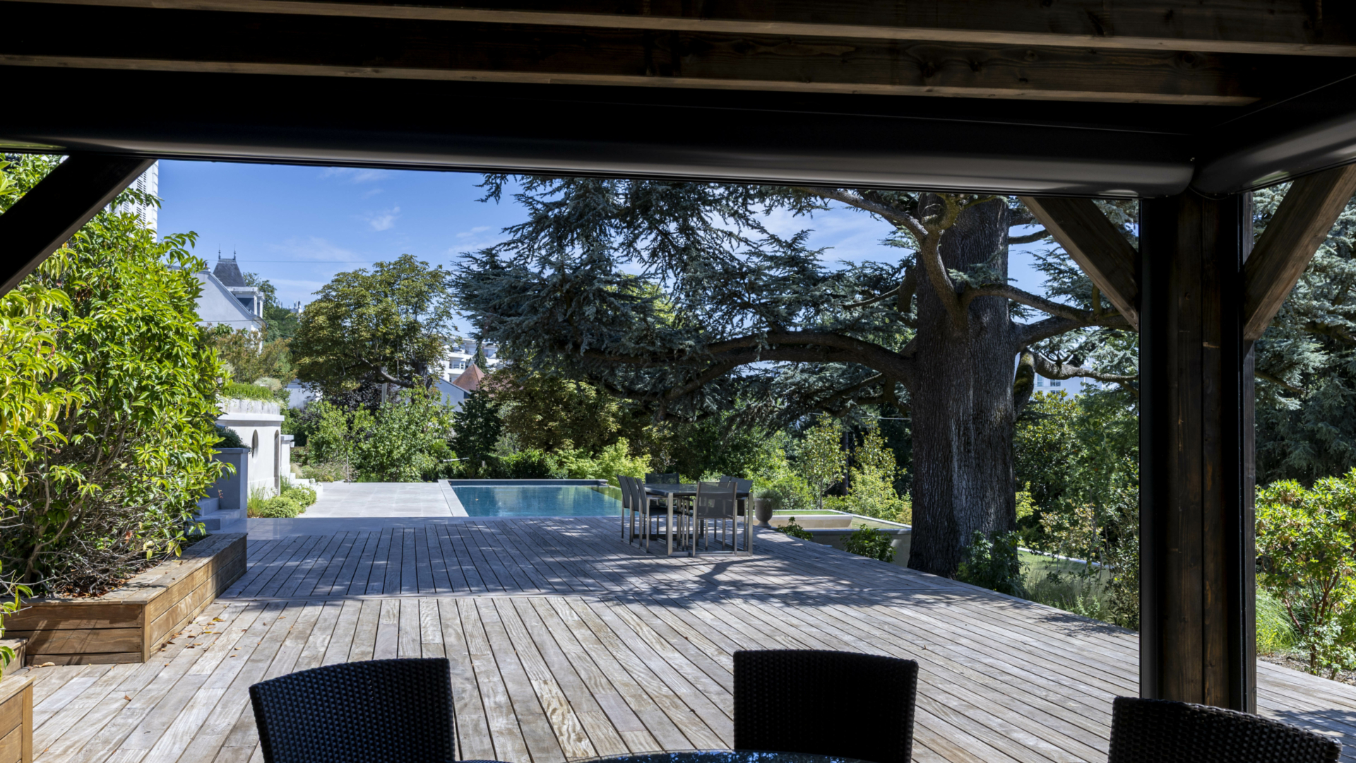 Terrasse en bois patiné avec pergola, piscine et mobilier sous cèdre centenaire, Val-d'Oise