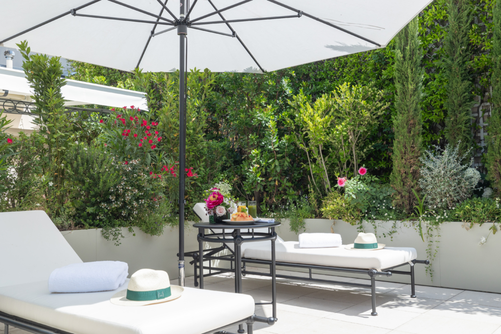 Créez un aménagement de toit-terrasse exceptionnel : votre oasis urbaine en hauteur avec bains de soleil, parasol et végétation luxuriante