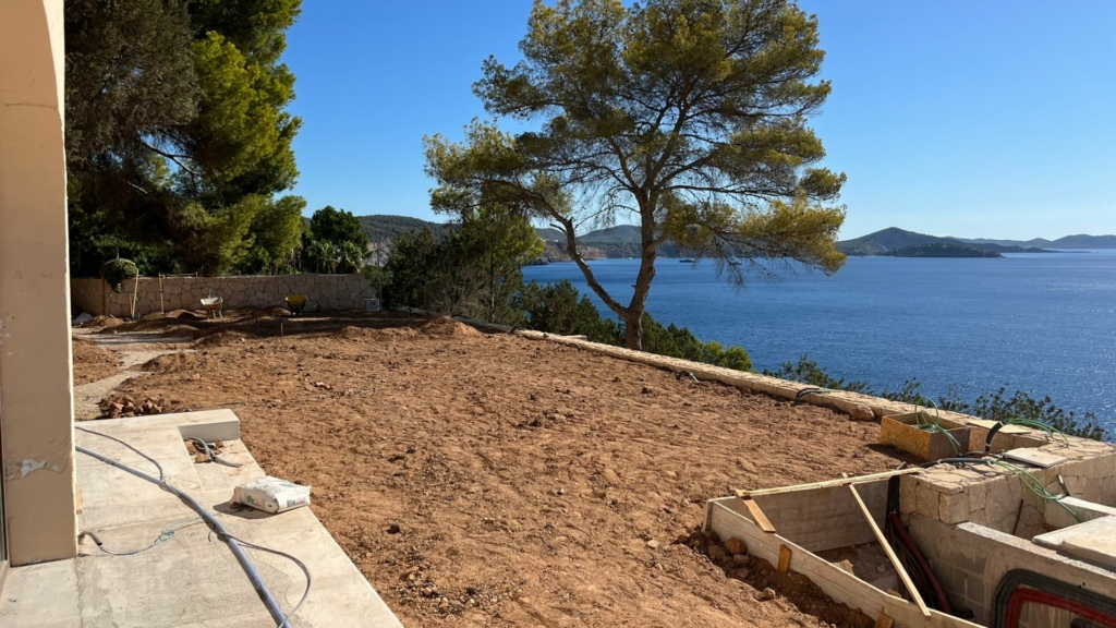 Travaux d’aménagement paysager en cours sur un terrain en bord de mer