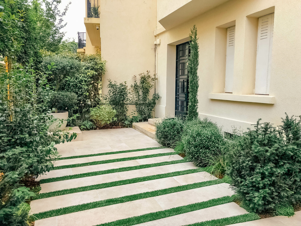 _Benyounes2 (1 of 16) Entrée de maison végétalisée avec dalles contemporaines, bandes de gazon et massifs arbustifs