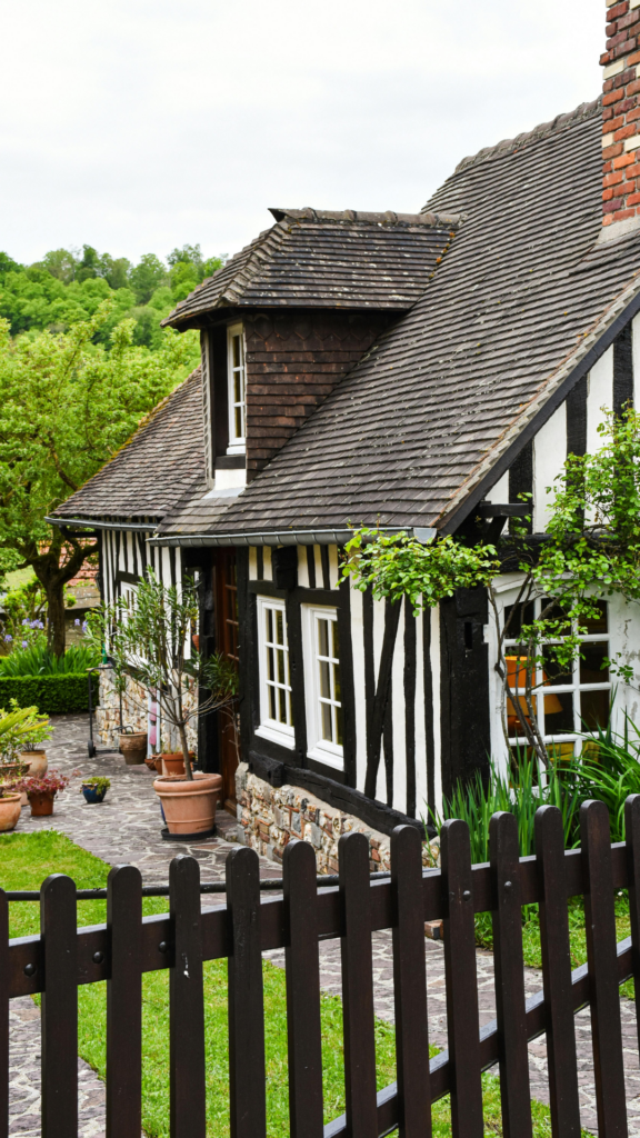 Deauville Maison normande avec jardin paysager et aménagement extérieur traditionnel soigné