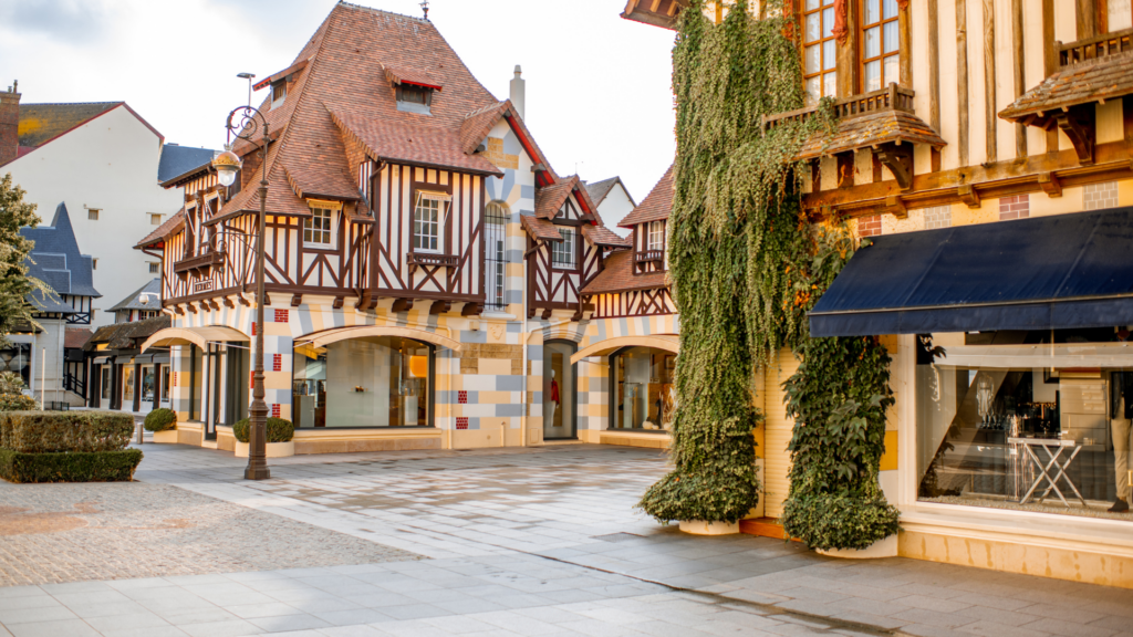 Deauville Aménagement extérieur de villa à Deauville avec architecture normande et façade végétalisée