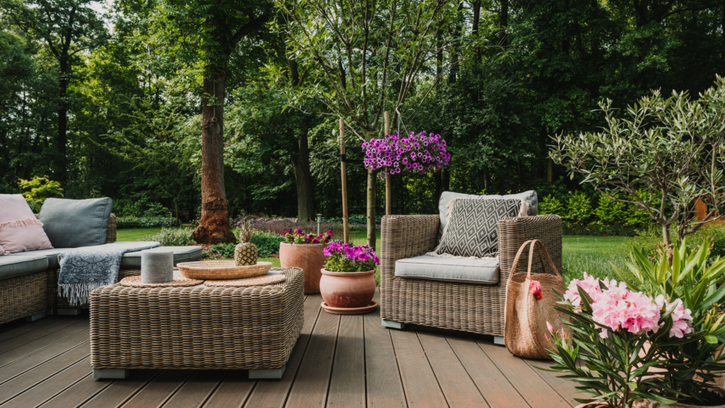 Végétaliser une terrasse au soleil créer un oasis de prestige (13) Aménagement de terrasses et espaces de réception avec mobilier extérieur et végétation
