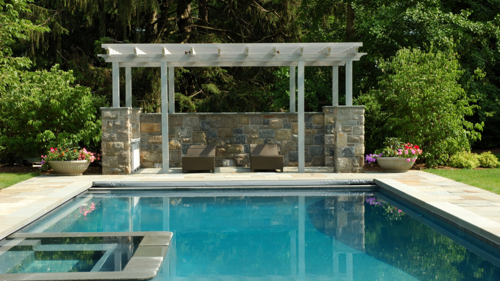 Végétaliser une terrasse au soleil créer un oasis de prestige (14) Piscine, salon extérieur et pergola dans un extérieur design haut de gamme