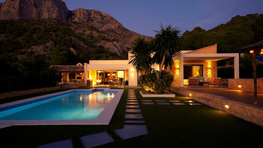 Design paysagiste moderne transformant un jardin avec piscine, éclairage extérieur, pas japonais et terrasse contemporaine dans un cadre naturel.