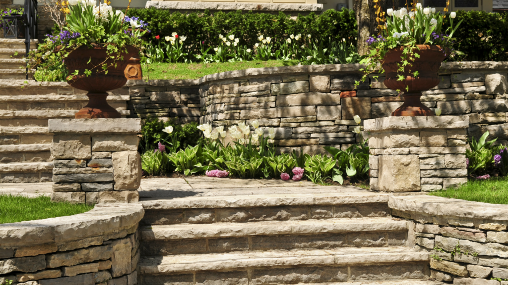 Végétaliser une terrasse au soleil créer un oasis de prestige (17) Escaliers en pierre naturelle avec aménagement paysager et massifs fleuris structurés