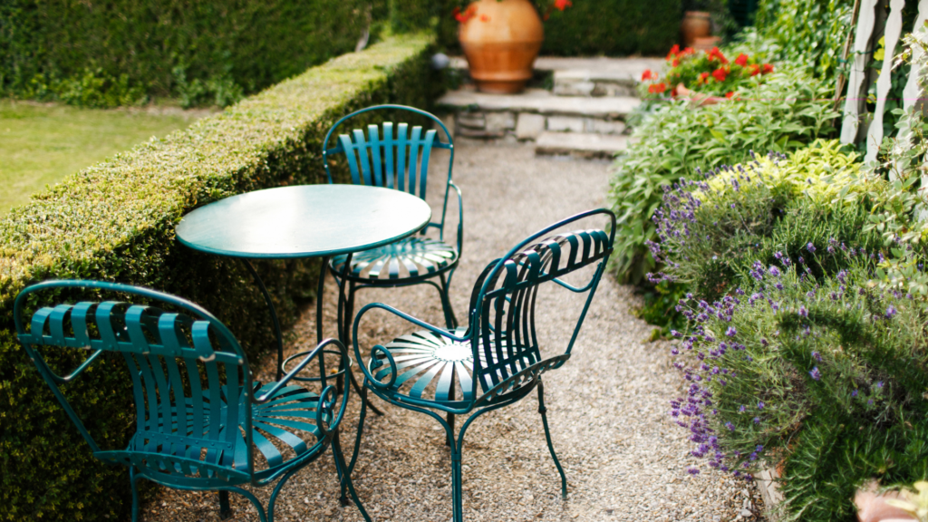 Végétaliser une terrasse au soleil créer un oasis de prestige (18) Réalisation d’aménagement paysager haut de gamme avec allées en gravier et jardin structuré dans une villa à Deauville