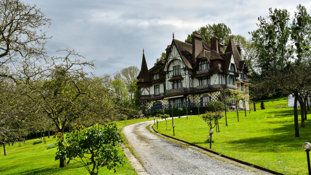 Villa Deauville Aménagement paysager haut de gamme avec allée élégante et jardin structuré autour d’une villa de prestige à Deauville