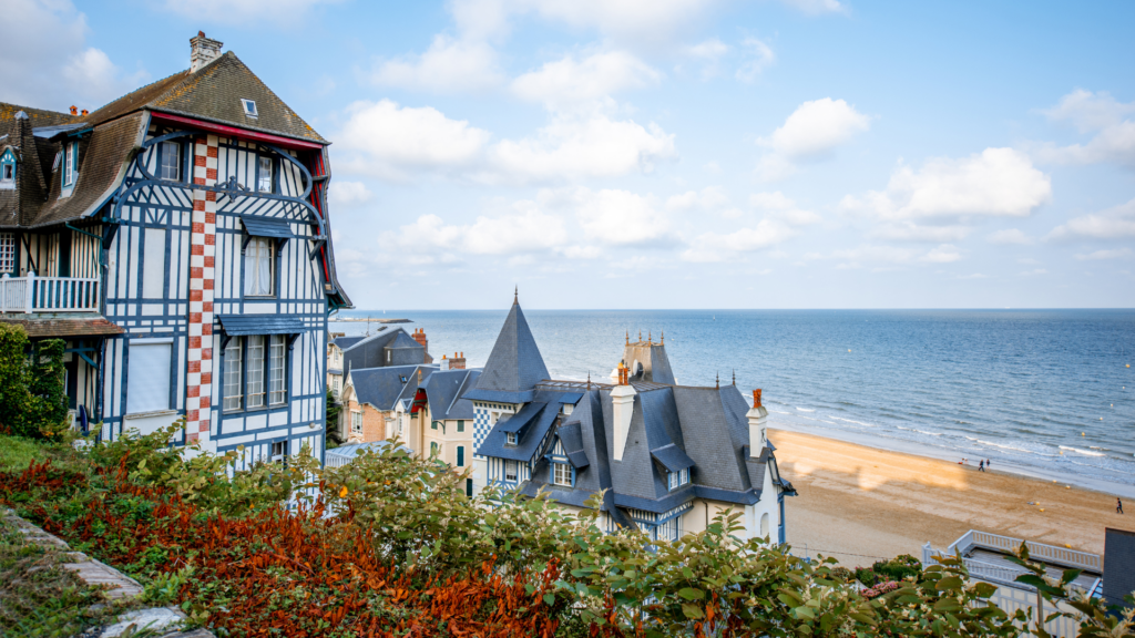 Deauville Aménagement extérieur de villa à Deauville avec vue mer et architecture normande
