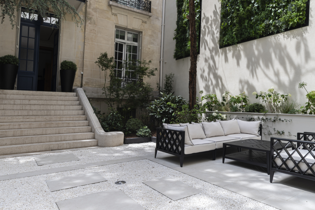 SERERO Cour intérieure élégante avec escalier en pierre, salon de jardin contemporain et mur végétal vertical