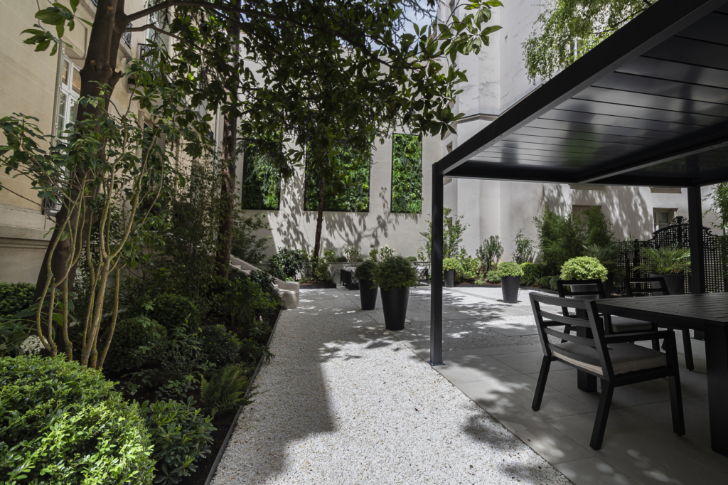 Réalisation d'un jardin contemporain dans une cours à Paris