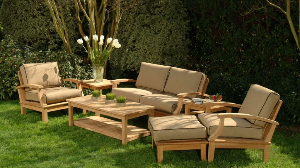 Végétaliser une terrasse au soleil créer un oasis de prestige (30) Salon de jardin haut de gamme en bois avec fauteuils et canapé sur pelouse paysagère