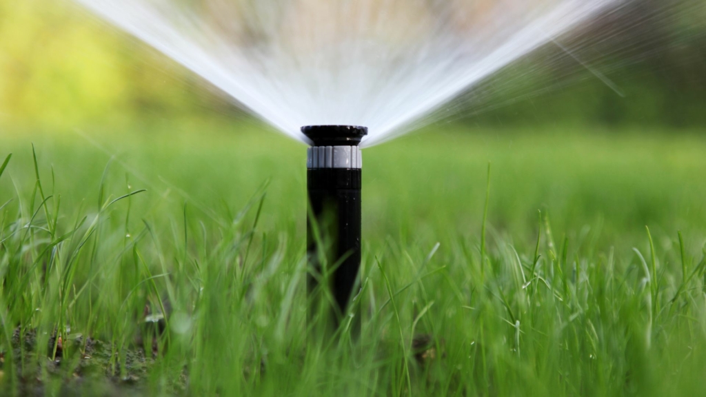 Arrosage Système d’arrosage automatique intégré pour pelouse et jardin paysager avec arroseur escamotable en fonctionnement