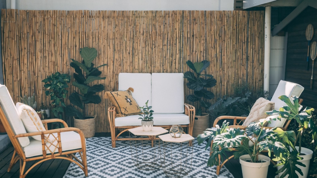 Jardin bohème Terrasse et jardin style bohème avec mobilier en rotin, décoration naturelle et plantes tropicales luxuriantes