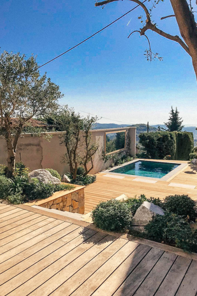 6a9f5cdb-8d4f-4fc4-8676-5816ec381dc1 Aménagement paysager avec piscine, terrasse bois et oliviers sur la Côte d'Azur, réalisé par Le Monde des Jardins