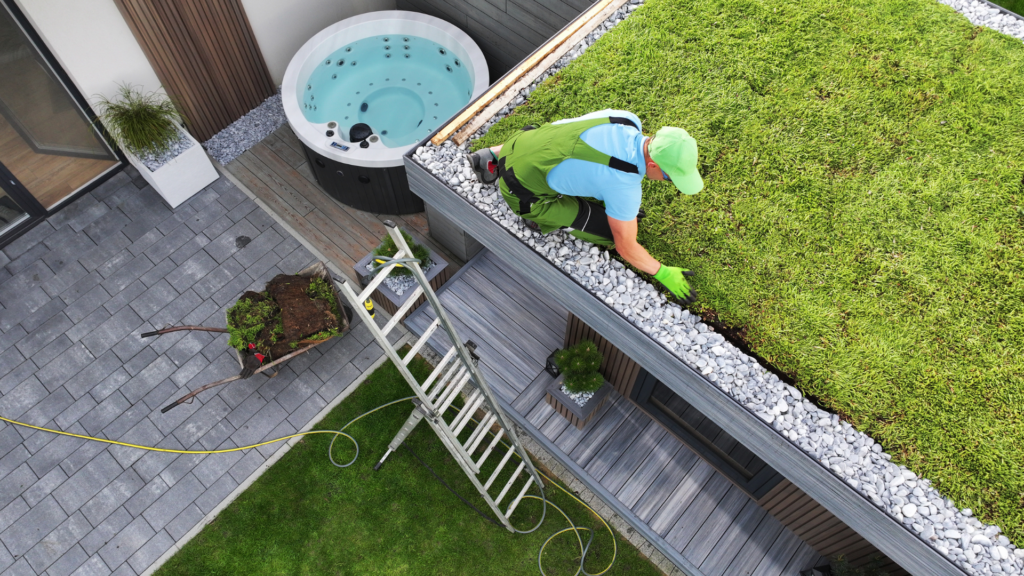 Paysagiste Paysagiste haut de gamme réalisant la végétalisation d'un toit-terrasse avec toiture végétalisée sur une maison contemporaine de prestige.